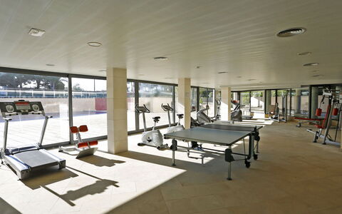 Cambrils 600: Gebäude, Halle, Flooring, Fussboden, Holz, Tabelle, Erholungsraum, Freizeit, Decke, Maschine