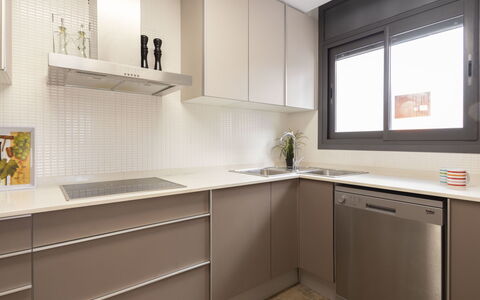 Cambrils 600: Cabinetry, Countertop, Spüle, Eigentum, Fenster, Sinken, Küche, Zapfhahn, Holz, Interior Design