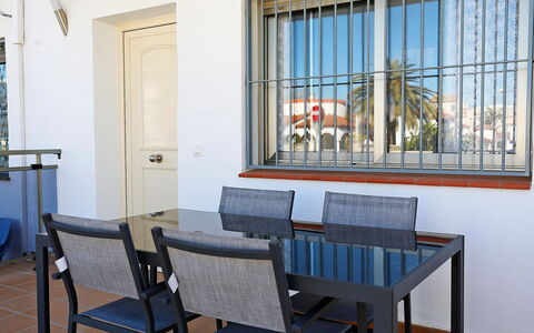 Solimar Cambrils: Tabelle, Eigentum, Möbel, Stuhl, Blau, Holz, Fenster, Gebäude, Interior Design, Fussboden