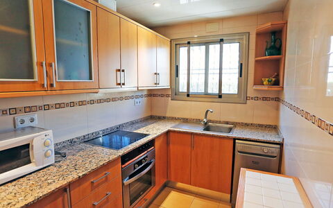 Solimar Cambrils: Countertop, Zapfhahn, Cabinetry, Spüle, Sinken, Möbel, Eigentum, Armatur, Küche, Fenster