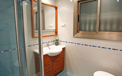 Solimar Cambrils: Spiegel, Zapfhahn, Badezimmerschrank, Sinken, Armatur, Bad Sink, Eigentum, Cabinetry, Badezimmer, Lila