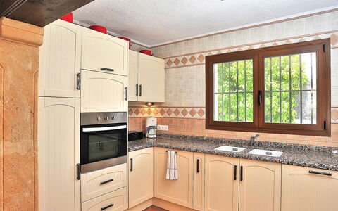 Rocinante: Cabinetry, Countertop, Möbel, Eigentum, Spüle, Sinken, Gebäude, Herd, Fenster, Küche