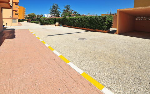 L'Ancora: Himmel, Pflanze, Strassenbelag, Baum, Asphalt, Grundstueck, Sonnenlicht, Flooring, Fussboden, Urban Design