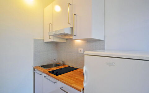 Aron: Cabinetry, Eigentum, Küchengerät, Countertop, Küche, Gebäude, Interior Design, Beleuchtung, Holz, Herd