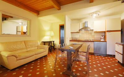 Grosseto 826: Zimmer, Möbel, Eigentum, Interior Design, Gebäude, Fussboden, Decke, Wohnzimmer, Haus, Suite