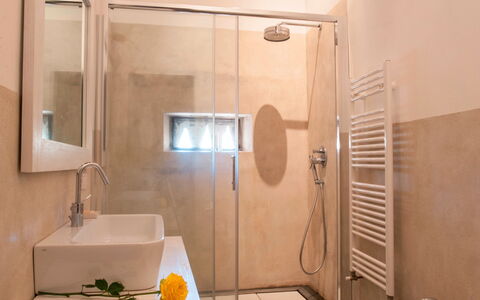 Casale Porano: Badezimmer, Eigentum, Zimmer, Armatur, Interior Design, Fliese, Tür, Grundeigentum, Die Architektur, Gebäude