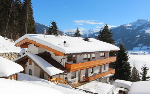 Zell am Ziller 180: Himmel, Schnee, Gebäude, Berg, Eigentum, Fenster, Baum, Steigung, Haus, Einfrieren