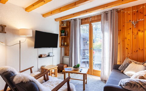 Les Huskies: Tabelle, Eigentum, Möbel, Komfort, Holz, Couch, Fenster, Beleuchtung, Interior Design, Orange