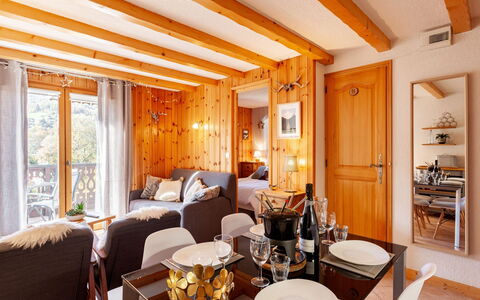 Les Huskies: Tabelle, Möbel, Eigentum, Stuhl, Bilderrahmen, Orange, Beleuchtung, Interior Design, Fussboden, Holz