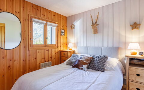 Les Huskies: Möbel, Eigentum, Cabinetry, Komfort, Azurblau, Holz, Textil, Bettrahmen, Interior Design, Bett