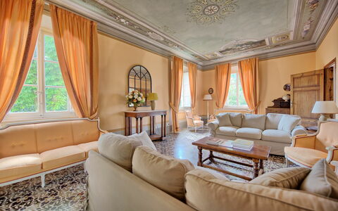Villa Fiamma: Tabelle, Couch, Möbel, Bilderrahmen, Eigentum, Komfort, Gebäude, Stuhl, Wohnzimmer, Textil