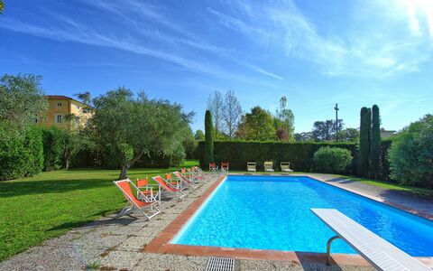 Villa Fiamma: Wolke, Pflanze, Wasser, Himmel, Eigentum, Schwimmbad, Azurblau, Baum, Gewässer, Schatten