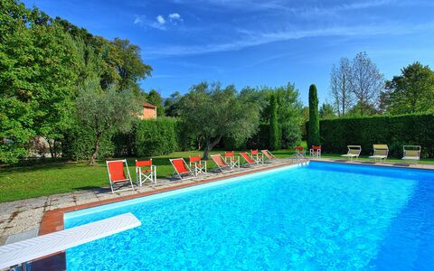 Villa Fiamma: Wasser, Pflanze, Himmel, Eigentum, Schwimmbad, Blau, Baum, Grün, Azurblau, Rechteck