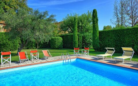 Villa Fiamma: Wasser, Pflanze, Himmel, Schwimmbad, Eigentum, Möbel, Grün, Azurblau, Natur, Blau