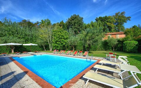 Villa Fiamma: Wasser, Himmel, Wolke, Eigentum, Pflanze, Schwimmbad, Azurblau, Rechteck, Schatten, Stuhl