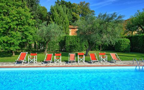 Villa Fiamma: Wasser, Himmel, Pflanze, Natur, Wolke, Baum, Natürliche Landschaft, Schwimmbad, Freizeit, Gras