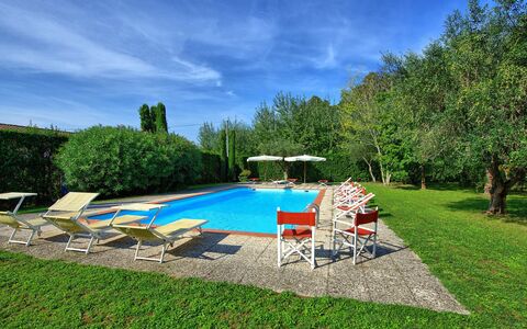 Villa Fiamma: Wolke, Pflanze, Himmel, Möbel, Wasser, Schwimmbad, Regenschirm, Gartenmöbel, Schatten, Baum