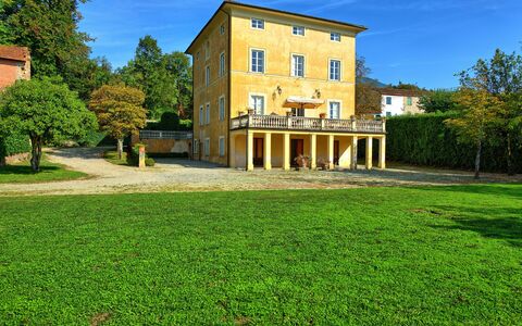 Villa Fiamma: Himmel, Gebäude, Pflanze, Fenster, Grün, Wolke, Baum, Natürliche Landschaft, Grundstueck, Gras