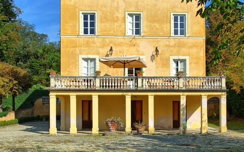 Villa Fiamma: Himmel, Pflanze, Gebäude, Fenster, Wolke, Baum, Haus, Holz, Gras, Veranda