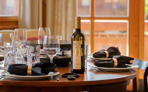 Les Cîmes 8: Tabelle, Flasche, Möbel, Drinkware, Geschirr, Barware, Wein, Fenster, Kelche, Interior Design