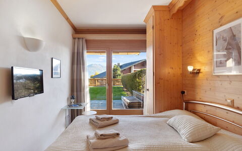 Antares R05: Holz, Interior Design, Möbel, Decke, Zimmer, Holzbeize, Hartholz, Schlafzimmer, Stuhl, Bett