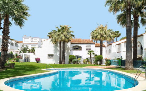 Villas de Madrid: Pflanze, Wasser, Daytime, Himmel, Eigentum, Gebäude, Grün, Blau, Azurblau, Baum