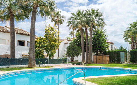Villas de Madrid: Wasser, Wolke, Himmel, Pflanze, Grün, Schwimmbad, Azurblau, Baum, Blau, Schatten