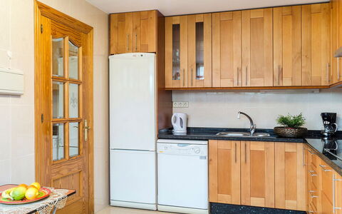 Villas de Madrid: Cabinetry, Möbel, Spüle, Countertop, Gebäude, Sinken, Küchengerät, Holz, Küche, Haushaltsgerät