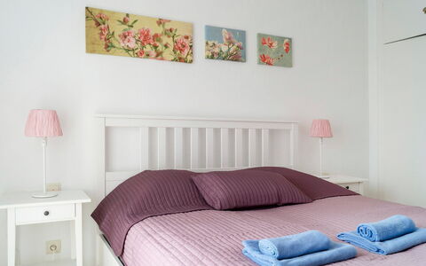 Villas de Madrid: Möbel, Eigentum, Weiss, Komfort, Azurblau, Holz, Rechteck, Textil, Interior Design, Farbe