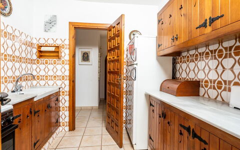 Zindel: Cabinetry, Möbel, Eigentum, Schublade, Holz, Orange, Beleuchtung, Interior Design, Küche, Flooring