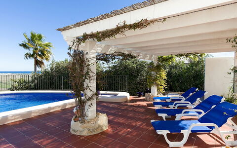 Villa Flores: Pflanze, Wasser, Himmel, Eigentum, Blau, Azurblau, Schatten, Gartenmöbel, Die Architektur, Schwimmbad