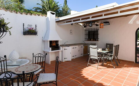 Villa Flores: Tabelle, Möbel, Eigentum, Stuhl, Himmel, Fenster, Blumentopf, Interior Design, Gebäude, Beleuchtung