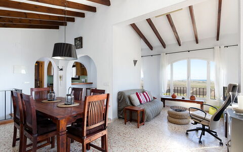 Villa Flores: Möbel, Eigentum, Tabelle, Fenster, Holz, Gebäude, Interior Design, Haus, Wohnzimmer, Fussboden