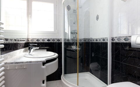 Villa Flores: Zapfhahn, Armatur, Bad Sink, Sinken, Spiegel, Badezimmer, Gebäude, Dusche, Fenster, Fussboden