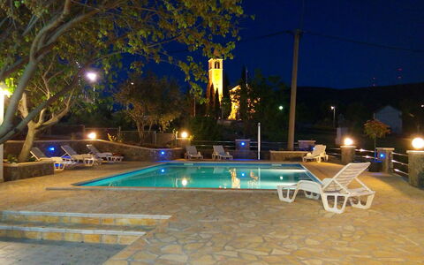 Villa Luka: Wasser, Eigentum, Pflanze, Schwimmbad, Himmel, Licht, Azurblau, Baum, Strassenlicht, Beleuchtung