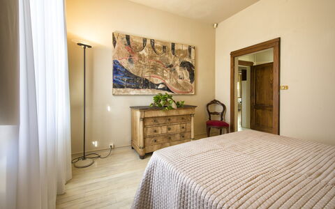 Villa Piazza Della Fortezza: Schlafzimmer, Bett, Zimmer, Möbel, Eigentum, Bettdecke, Interior Design, Bettrahmen, Fussboden, Bedding