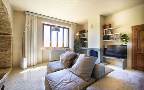 Villa Piazza Della Fortezza: Zimmer, Möbel, Eigentum, Interior Design, Wohnzimmer, Gebäude, Fussboden, Haus, Zuhause, Wand