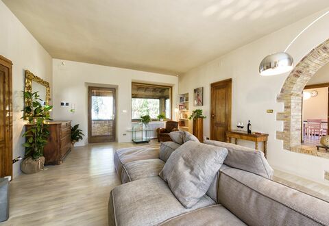 Villa Piazza Della Fortezza: Eigentum, Zimmer, Gebäude, Möbel, Interior Design, Wohnzimmer, Grundeigentum, Haus, Zuhause, Decke