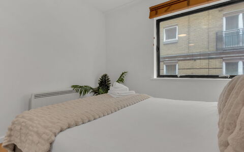 Globe View: Interior Design, Wand, Schlafzimmer, Holz, Möbel, Linens, Bett, Fussboden, Zimmer, Bedding