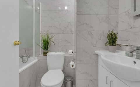 Globe View: Toilleten Sitz, Badezimmer, Toilette, Armatur, Wand, Flooring, Interior Design, Fussboden, Sinken, Badezimmerschrank