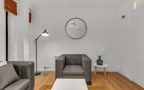 Globe View: Möbel, Interior Design, Flooring, Wand, Fussboden, Couch, Holz, Wohnzimmer, Zuhause, Zimmer
