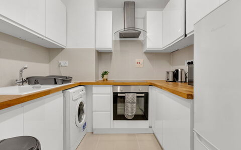 Globe View: Countertop, Küche, Flooring, Major Appliance, Interior Design, Küchengerät, Cabinetry, Fussboden, Holz, Decke