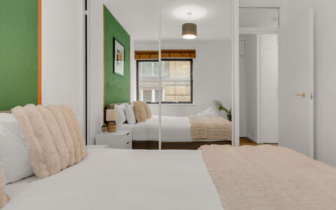 Globe View: Interior Design, Wand, Flooring, Schlafzimmer, Fussboden, Holz, Bett, Linens, Bettdecke, Decke