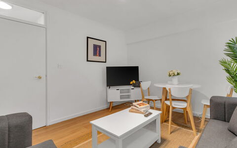 Globe View: Interior Design, Möbel, Flooring, Fussboden, Holz, Decke, Couch, Zimmer, Holzboden, Wohnzimmer