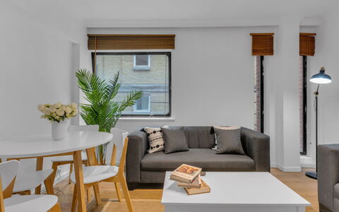 Globe View: Möbel, Interior Design, Flooring, Wand, Fussboden, Couch, Tabelle, Holz, Zimmer, Wohnzimmer