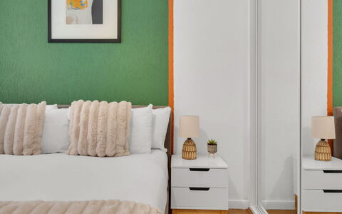 Globe View: Möbel, Bett, Schlafzimmer, Interior Design, Bedding, Bettdecke, Holz, Linens, Fussboden, Flooring