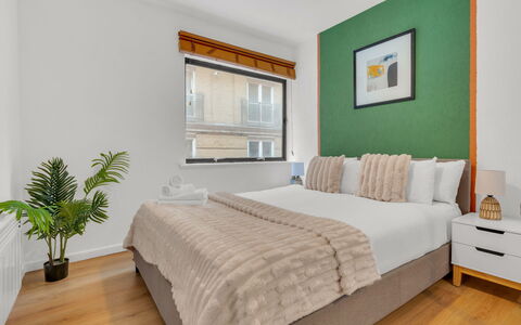Globe View: Möbel, Interior Design, Bett, Schlafzimmer, Flooring, Fussboden, Bettdecke, Bedding, Holz, Zimmer