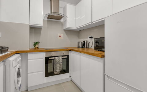 Globe View: Küche, Countertop, Küchengerät, Flooring, Cabinetry, Major Appliance, Interior Design, Holz, Fussboden, Decke