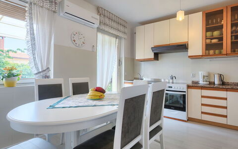 Villa Toni: Eigentum, Zimmer, Möbel, Gebäude, Küche, Interior Design, Haus, Gelb, Grundeigentum, Cabinetry