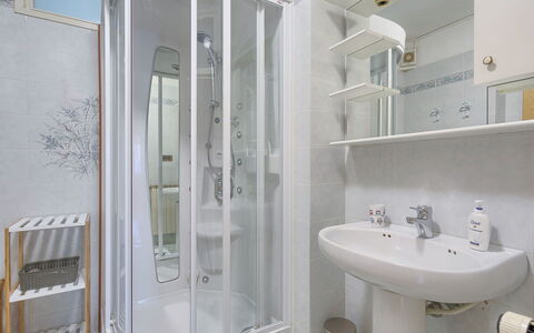 Villa Toni: Spiegel, Zapfhahn, Armatur, Sinken, Eigentum, Gebäude, Bad Sink, Badezimmer, Interior Design, Lila